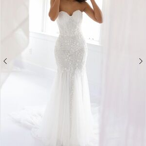 Elegant Lace Wedding Gown